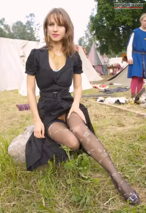 Actress in black forgot her panties