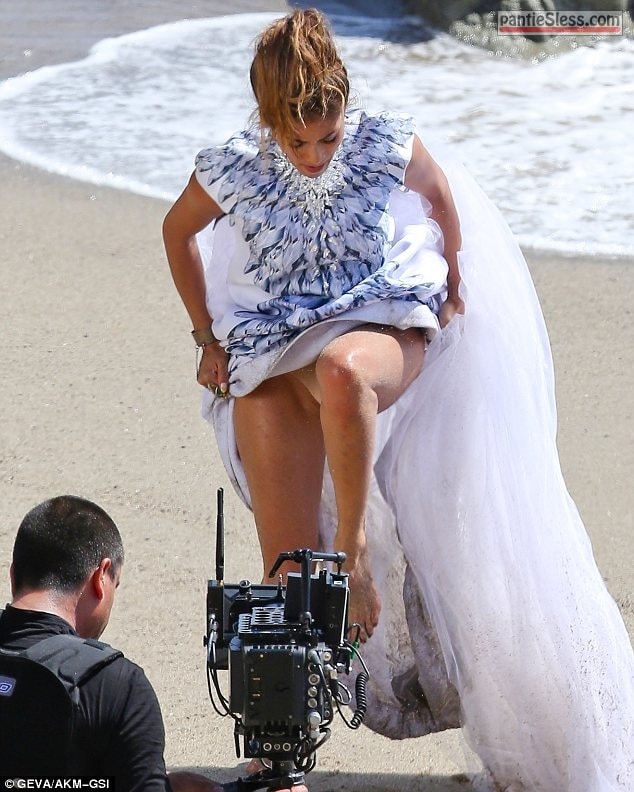 upskirt nude celebrity blonde accidental flash Nicole Scherzinger panties
