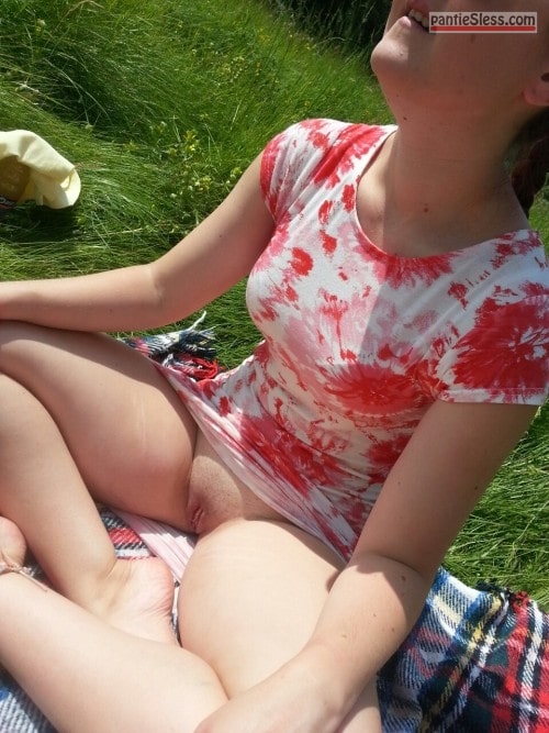 bottomless mynaughtylittlegirl: Gone out for a picnic and had to remove...