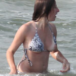 Bare pussy flashing and smoking on way from beach to hotel