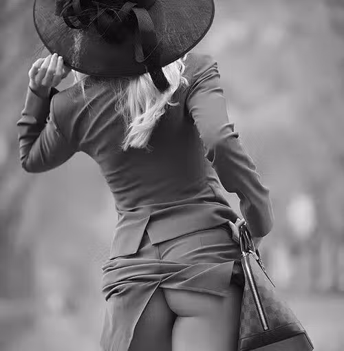 beautiful figure and naked ass of sweet cuttie