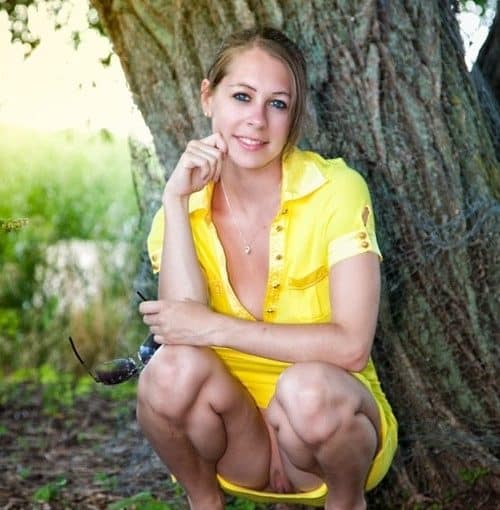 blondes pink pussy in yellow dress