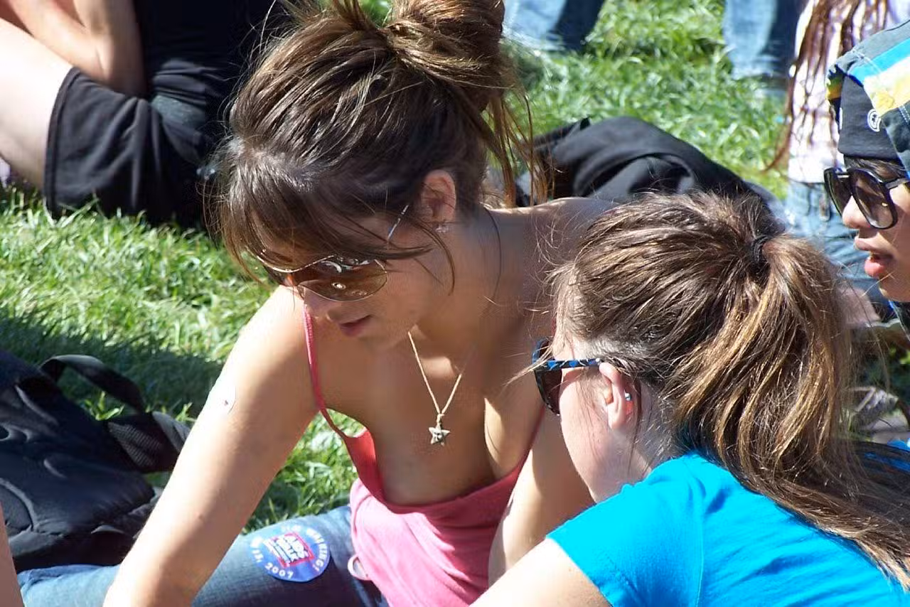 voyeur public flashing college boobs flash accidental flash college girls flashed a tit