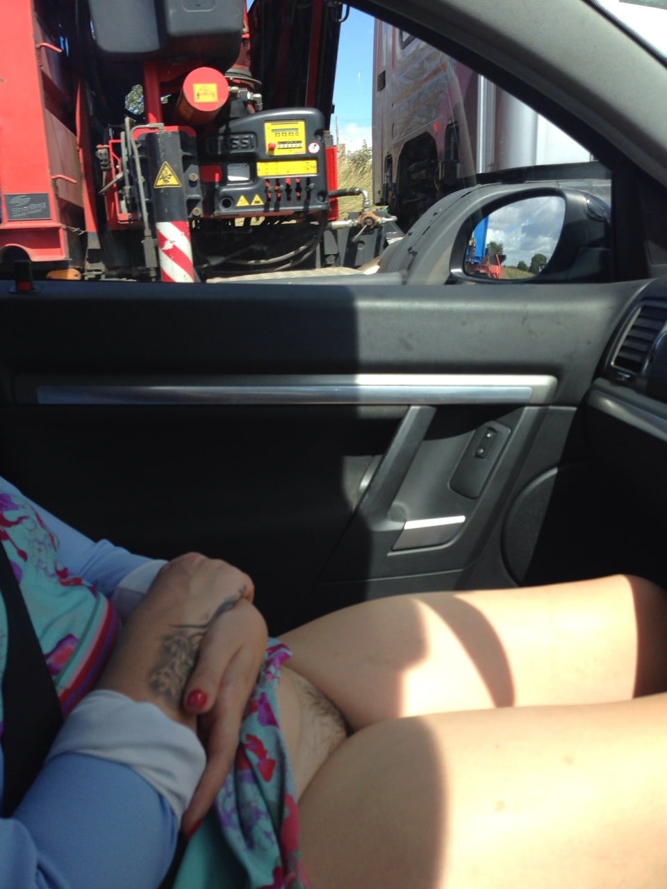 upskirt trimmed pussy pussy flash public flashing hairy pussy of a young girl