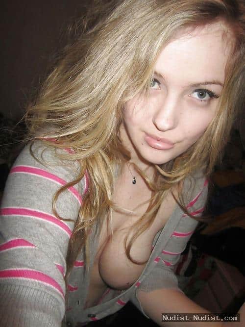 side boob pussy flash downblouse college blonde babes hot blonde flashed an appetizing tit