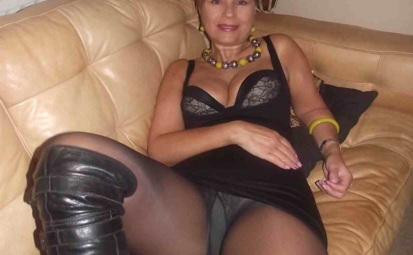 naked milfs pussy under black tights