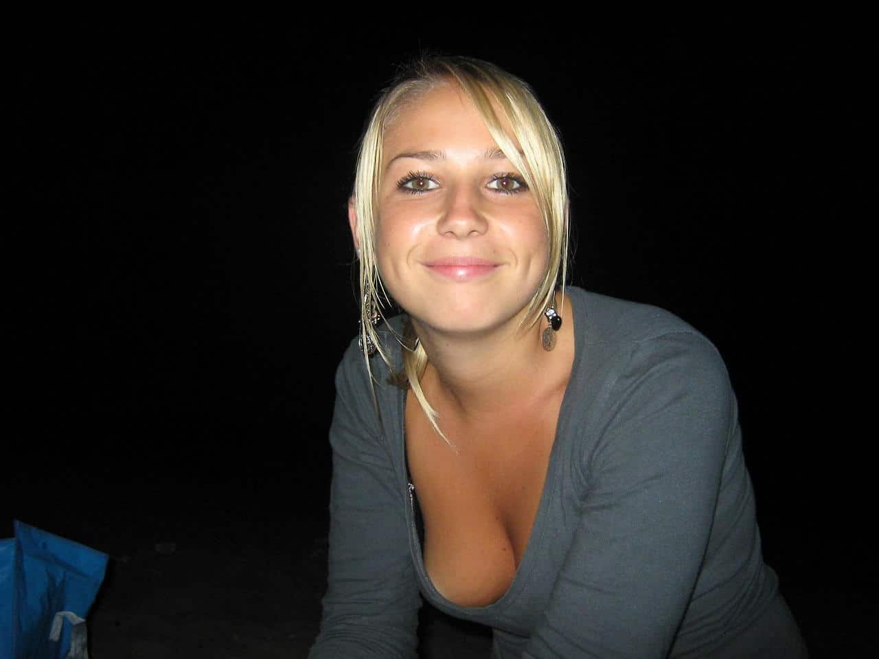 downblouse boobs flash blonde tanned blonde flashing her tits