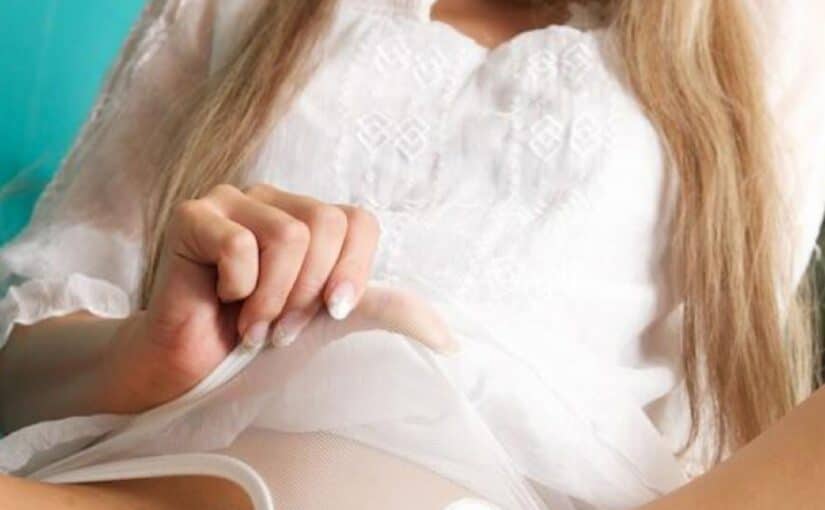 Bedroom Tease: MILF Flash