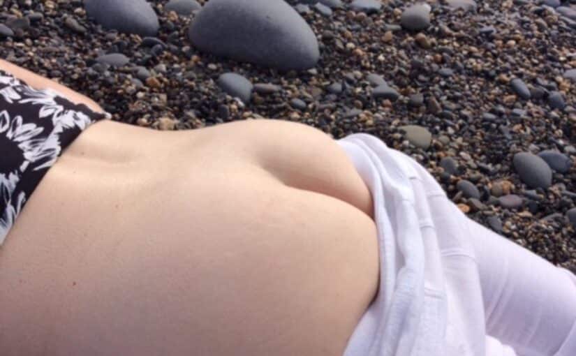Beach Babe Flashes Her Bare Ass