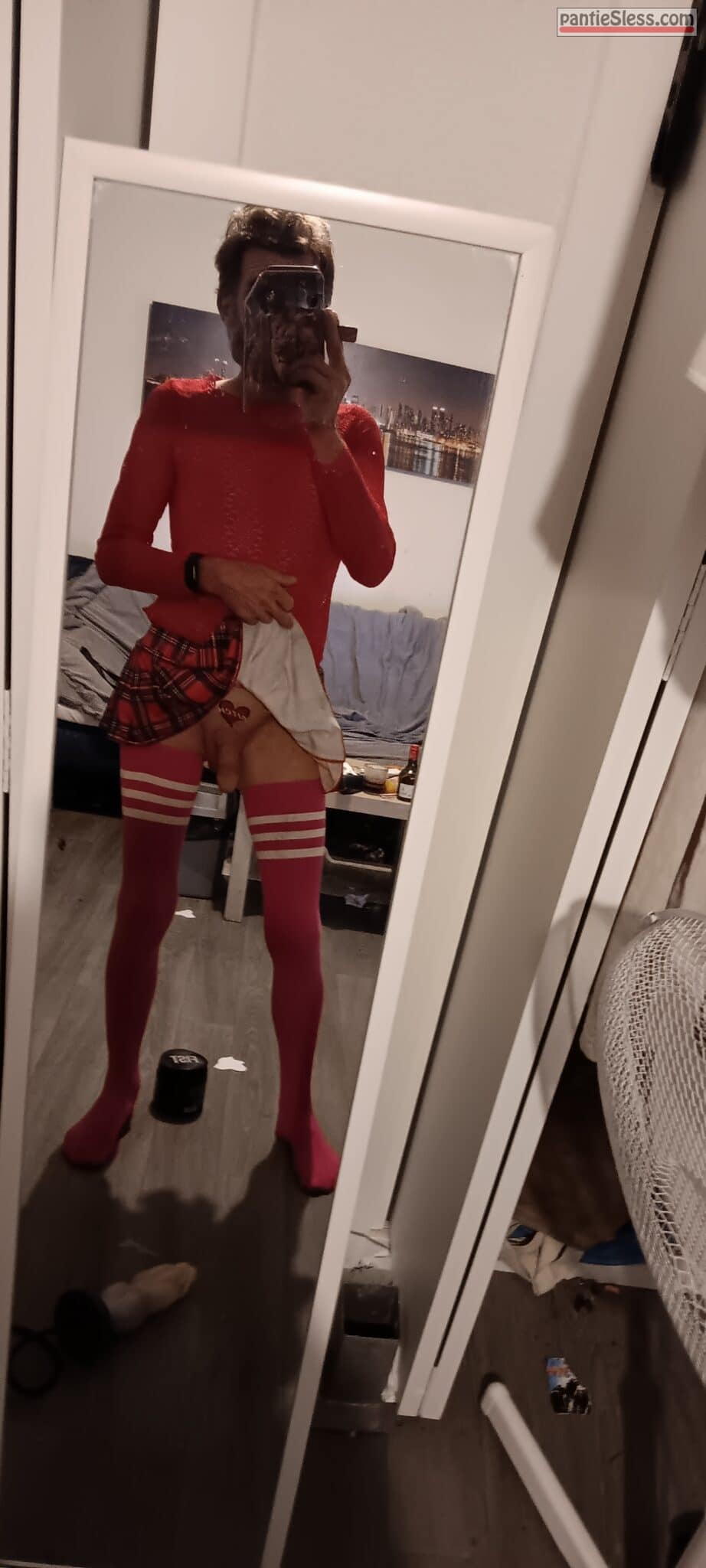 voyeur upskirt ass flash  Bedroom Voyeur Pics: Ass Flash and Upskirt Tease